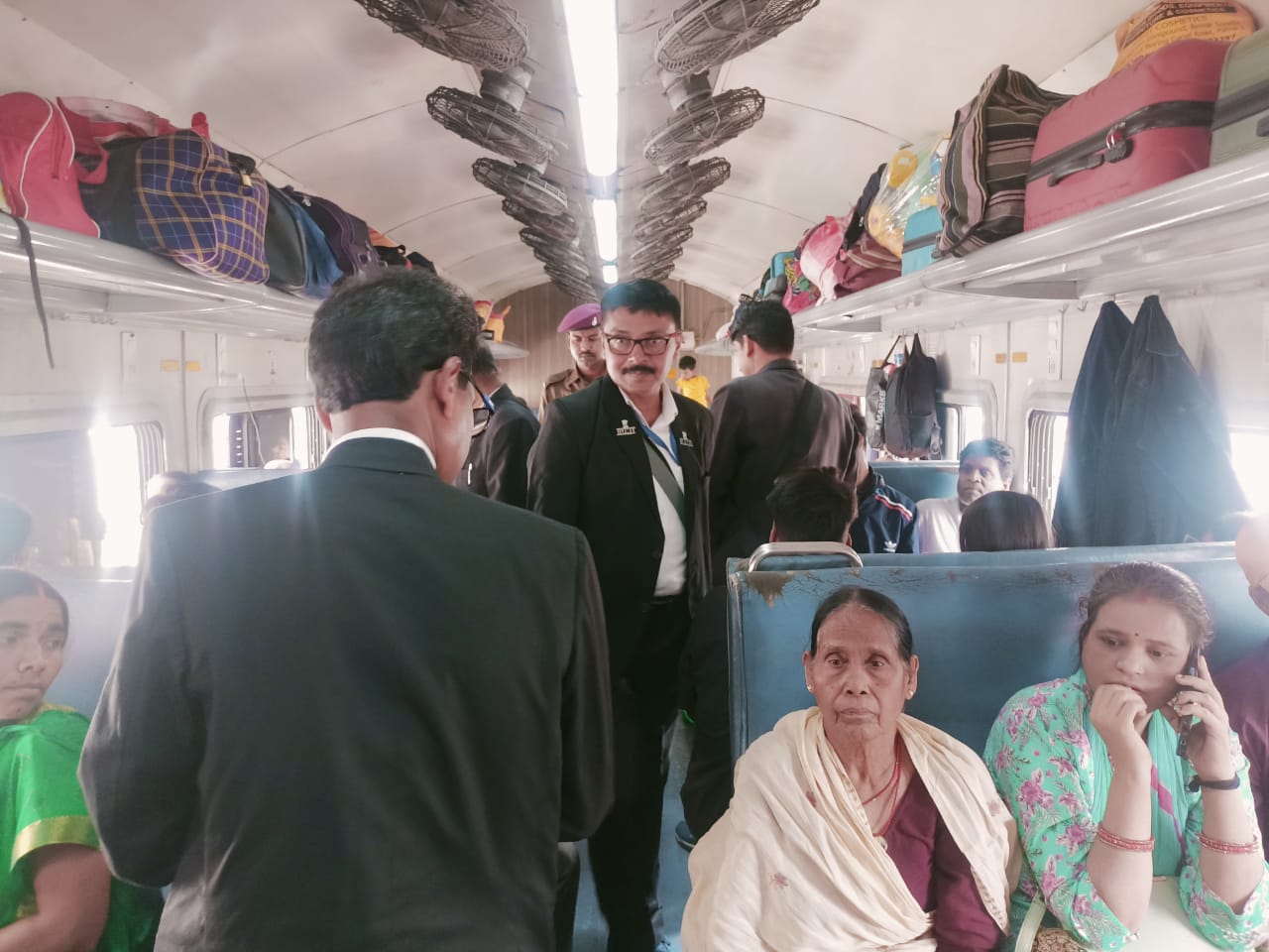 Read more about the article हजारीबाग रोड सहित धनबाद –कोडरमा रेल खंड के मध्य विभिन्न रेलवे स्टेशनों में चलाया गया मजिस्ट्रेट चेकिंग अभियान