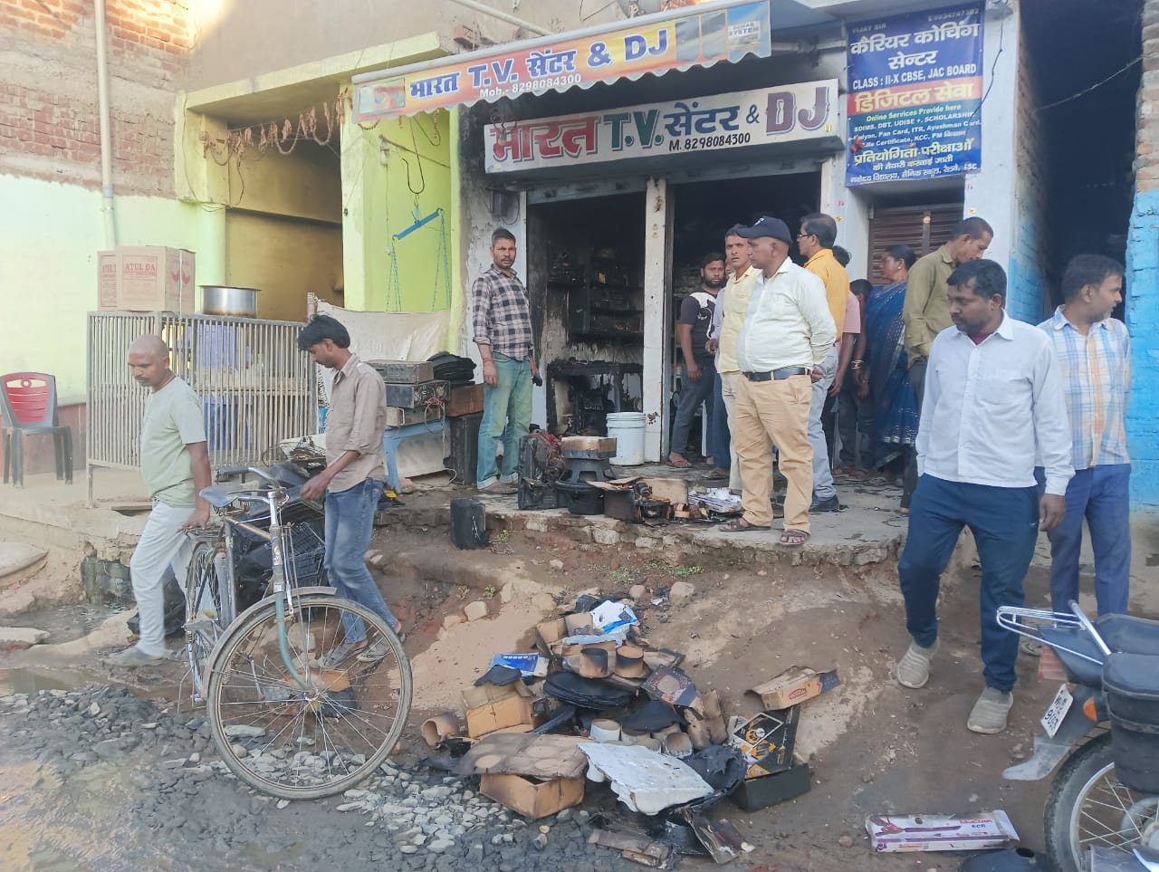 You are currently viewing इलेक्ट्रॉनिक्स दुकान में लगी आग,लगभग 10 लाख रुपए की संपत्ति जलकर स्वाहा