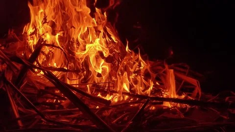 You are currently viewing ज्वलनशील पदार्थ फेंककर घर में आग लगाया, स्थानीय लोगों के प्रयास से आग पर पाया गया काबू,