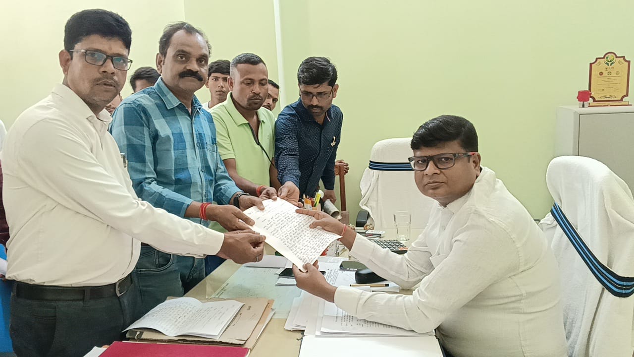 Read more about the article सरिया में मनमाना होल्डिंग टेक्स वसूली के खिलाप सकेडो लोगों ने एसडीएम को ज्ञापन सौंपा