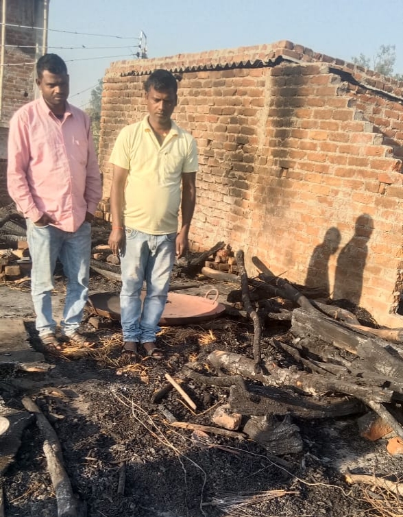 You are currently viewing छत पर रख पुआल में लगी आग, लगभग 1 लाख रुपए का नुकसान