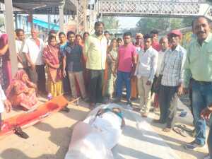 रामनवमी पर्व में घर लौट रही महिला का ट्रेन से गिरकर मौत