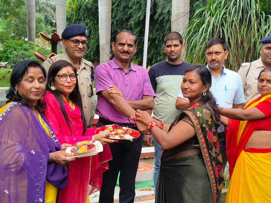 Read more about the article सरिया में नारी उत्थान मंच ने आरपीएफ जवानों के साथ हर्षोल्लास से मनाया रक्षाबंधन
