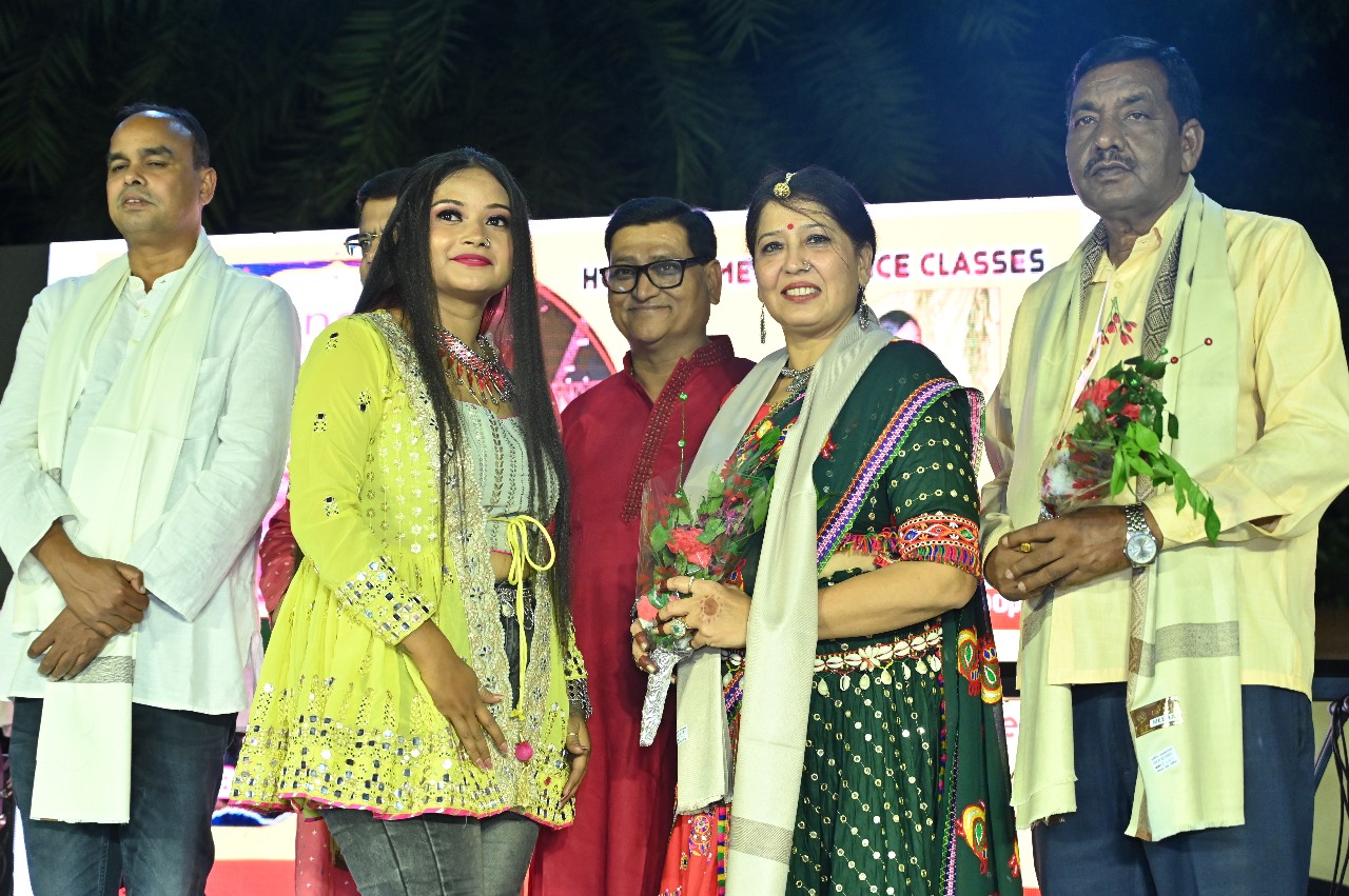 You are currently viewing सरिया बाजार में डांडिया नाइट 3 की धूम, मेघा डांस क्लासेज के कलाकारों का उत्साह चरम पर