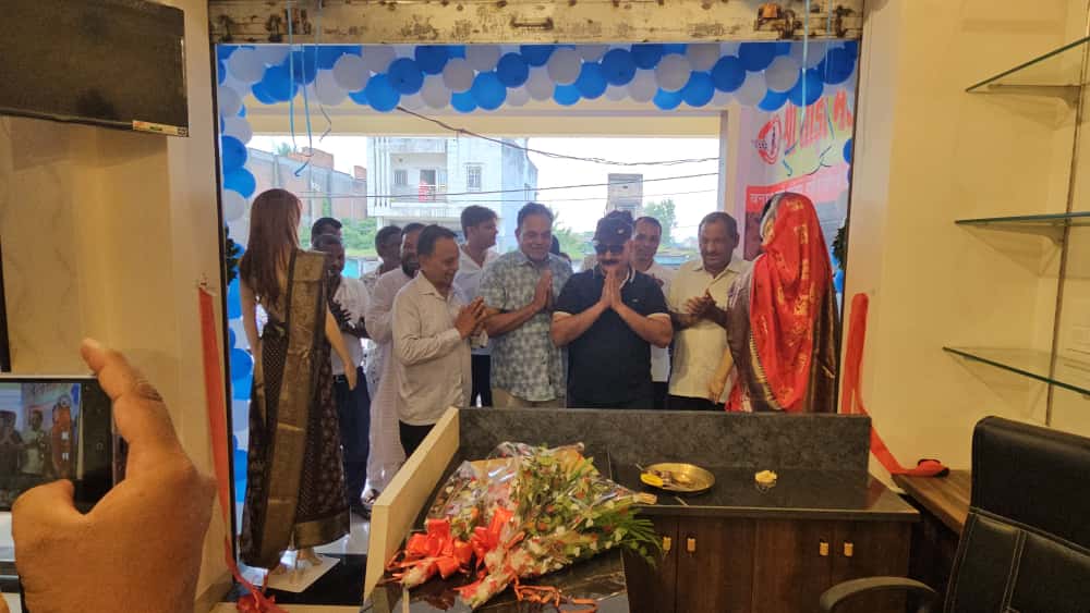 Read more about the article श्री साड़ी महल शोरूम का भव्य उद्घाटन: समाजसेवी डॉ. राजेश कुमार ने फीता काटकर किया शुभारंभ, पूर्व सांसद डॉ. रविंद्र राय मुख्य अतिथि