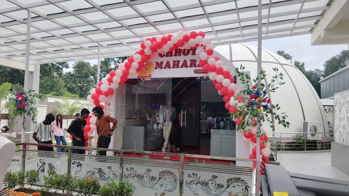 Read more about the article सरिया के नव सिनेमा हॉल में ‘सनी संस्कारी की तुलसी कुमारी’ ने मचाया धमाल, दूसरे दिन भी दर्शक झूमे