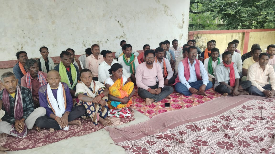 Read more about the article सारिया में आदिवासी समाज की बैठक: बलात्कार-हत्याकांड के आरोपी को फांसी की मांग, कुर्मी समाज की मांग का विरोध